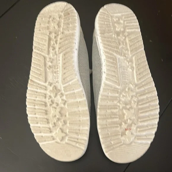 Hey Dude Wendy Sox stone white Sz 8 Euc Never worn outside. - Picture 2 of 3